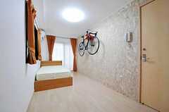 専有部の様子。壁面には自転車ホルダーがあり、一部の専有部には設置可能。（203号室）(2010-10-18,専有部,ROOM,1F)