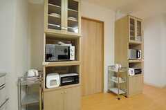 キッチン家電と食器棚の様子。正面のドアは201号室です。(2013-05-10,共用部,KITCHEN,2F)
