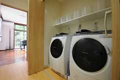 洗濯機は2台あります。乾燥機能付きです。(2013-05-10,共用部,LAUNDRY,2F)