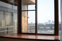窓からは新幹線が見えます。（205号室）(2013-03-07,専有部,ROOM,2F)