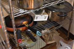 収納棚に共用の鍋やフライパンが用意されています。(2019-01-17,共用部,KITCHEN,1F)