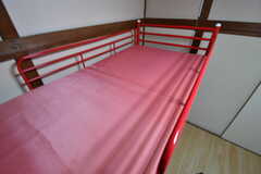 ベッドの上は収納スペースとして使用することができます。（102号室）(2019-01-17,専有部,ROOM,1F)