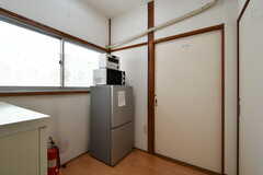 廊下の様子。冷蔵庫と電子レンジ、トースターが設置されています。(2021-08-03,共用部,OTHER,2F)