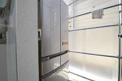勝手口を開けると、冷蔵庫がもう1台あります。(2010-11-18,共用部,KITCHEN,1F)