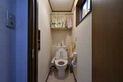 ウォシュレット付きトイレの様子2。トイレは2室あります。(2020-06-04,共用部,TOILET,2F)
