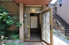 外から見た玄関の様子。（102号室）(2012-07-09,専有部,ROOM,1F)