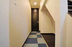 廊下のつきあたりにリビングルームがあります。(2011-04-01,共用部,OTHER,1F)
