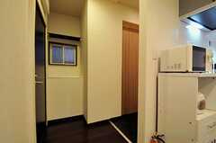 キッチン裏にはシャワールームとトイレがあります。左の黒い扉の奥が101号室です。(2011-04-01,共用部,OTHER,1F)