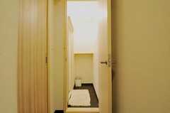 脱衣室の様子。左扉の奥にはトイレがあります。(2011-04-01,共用部,OTHER,1F)