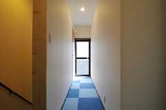 廊下の扉からベランダに出ることができます。(2011-04-01,共用部,OTHER,2F)