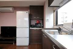 冷蔵庫と食器棚の様子。(2012-03-02,共用部,KITCHEN,2F)