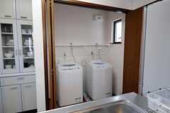 洗濯機はキッチン内の扉に隠されています。(2012-04-09,共用部,LAUNDRY,3F)
