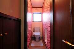 ウォシュレット付きトイレの様子。輸入物の壁紙で激しい色遣いです。(2012-04-09,共用部,TOILET,2F)