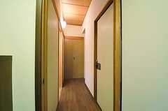 玄関から見た廊下の様子。左手がシャワールーム、正面が101号室です。(2012-04-09,共用部,OTHER,1F)