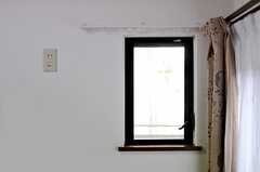 小窓の先は201号室のベランダです。（202号室）(2012-06-01,専有部,ROOM,2F)