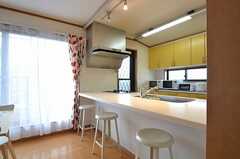 キッチンの天板がとても広いので、カウンターとして使用できます。(2014-11-05,共用部,LIVINGROOM,3F)