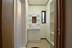 脱衣室の様子。洗面台が設置されています。(2014-11-05,共用部,BATH,2F)