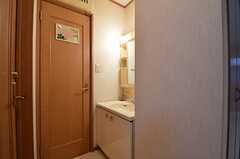 廊下に設置された洗面台。隣のドアはトイレです。(2014-11-05,共用部,OTHER,1F)