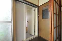 バスルームの入り口。脱衣スペースは手前の障子で仕切ります。(2013-03-11,共用部,KITCHEN,1F)
