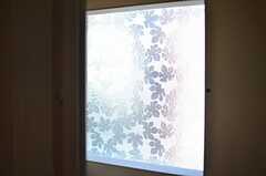 小窓の先は、窓。（201号室）(2013-03-11,専有部,ROOM,2F)