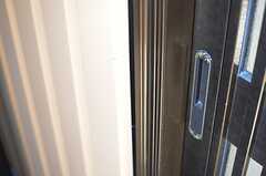 玄関の引き戸はたて格子のベーシックなデザイン。(2013-05-31,周辺環境,ENTRANCE,1F)