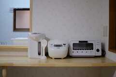 カウンターにはキッチン家電がいくつか置かれています。(2013-05-31,共用部,KITCHEN,1F)