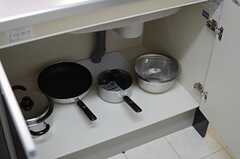 シンク下の収納にはフライパンなどの調理器具が用意されています。(2013-05-31,共用部,KITCHEN,1F)