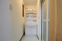 脱衣室には洗面台が設けられています。(2013-05-31,共用部,BATH,1F)