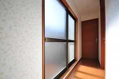 廊下の様子。左手の掃き出し窓からバルコニーにでることができます。(2013-05-31,共用部,OTHER,2F)