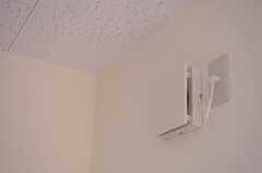 壁には換気扇が取り付けられています。（201号室）(2013-05-31,専有部,ROOM,2F)