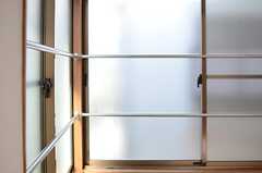 窓のレイアウトは個性的です。(2013-05-31,専有部,ROOM,2F)