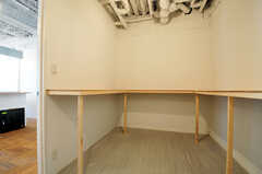 棚の裏手にあるストック・ルーム。部屋ごとに使用出来るスペースが定められていますが、十分な容量かと。(2012-09-24,共用部,OTHER,1F)