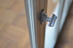 テラスへ出られるドアは折戸です。鍵の形すこし変わっています。クルッと回して解錠します。(2012-09-24,共用部,OTHER,1F)
