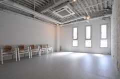 サロンスペースの様子。ヨガやピラティスのスタジオとしても使えます。入居者さんなら利用料金は掛かりません。(2012-09-24,共用部,OTHER,1F)