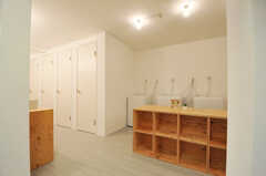 水まわり設備は各フロアに備わっています。シェルフには部屋ごとに洗面用具を置くことができます。(2012-09-24,共用部,OTHER,2F)