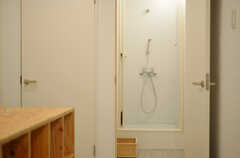 シャワールームの様子。(2012-09-24,共用部,BATH,2F)