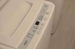 洗濯機は3台並んでいます。(2012-09-24,共用部,LAUNDRY,2F)