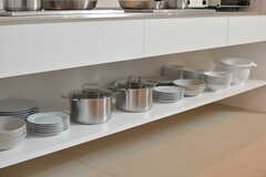 鍋類や食器はオープンに収納されています。(2020-12-04,共用部,KITCHEN,1F)