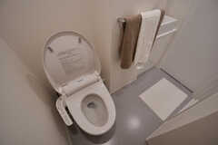 ウォシュレット付きトイレの様子。モデルルームです。（106号室）(2020-12-04,専有部,ROOM,1F)