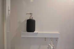 シャワールームの壁はマグネット式。シャンプーなどを置ける棚は自由に動かすことができます。モデルルームです。（106号室）(2020-12-04,専有部,ROOM,1F)