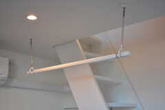 室内干し用の竿と金具が用意されています。（102号室）(2020-12-04,専有部,ROOM,1F)