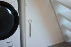 竿と金具は、使わないときに壁にかけて収納しておけます。（102号室）(2020-12-04,専有部,ROOM,1F)