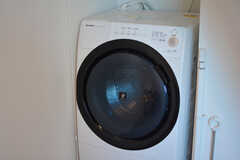 ドラム式洗濯機の様子。（102号室）(2020-12-04,専有部,ROOM,1F)