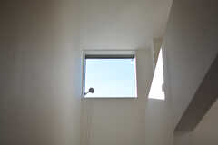天井近くの窓。ロールカーテン付きです。（205号室）(2020-12-04,専有部,ROOM,2F)