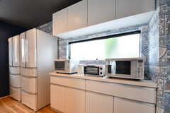 キッチンの対面は冷蔵庫が2台と収納棚が並んでいます。(2018-05-17,共用部,KITCHEN,1F)