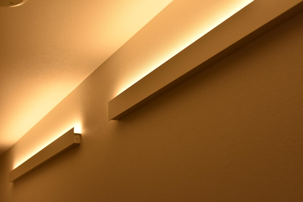 廊下の壁には室内灯が取り付けられています。|1F 玄関