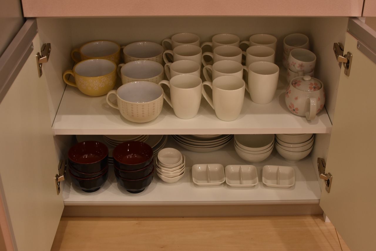 収納棚の下は共用のコップや食器が収納されています。|1F キッチン