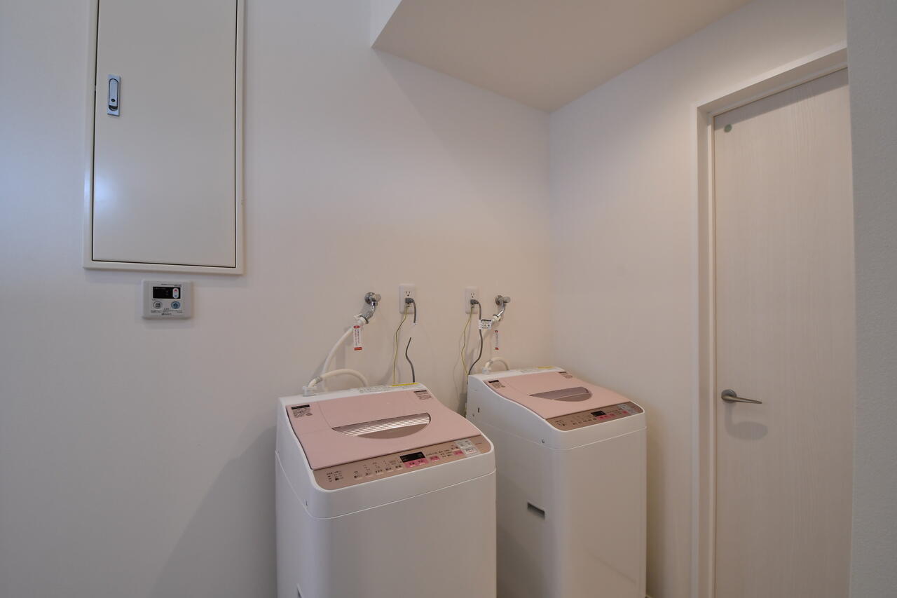 バスルームの脇に洗濯機が2台並んでいます。洗濯機の脇がシャワールームです。|2F ランドリー