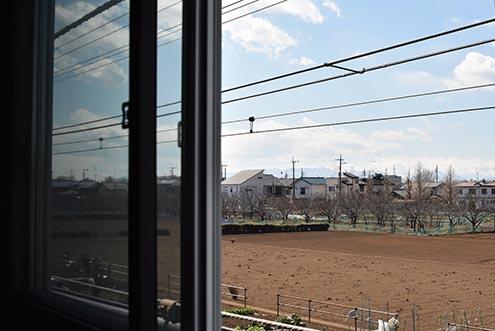 窓は2重です。天気の良い日には富士山が見えるとのこと。（202号室）|2F 部屋