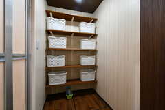 脱衣室の様子。部屋ごとに使える収納カゴが用意されています。(2021-02-10,共用部,BATH,1F)